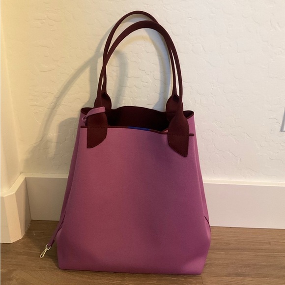 Rothy’s the Lightweight Tote in Collegiate Currant color - Picture 12 of 12